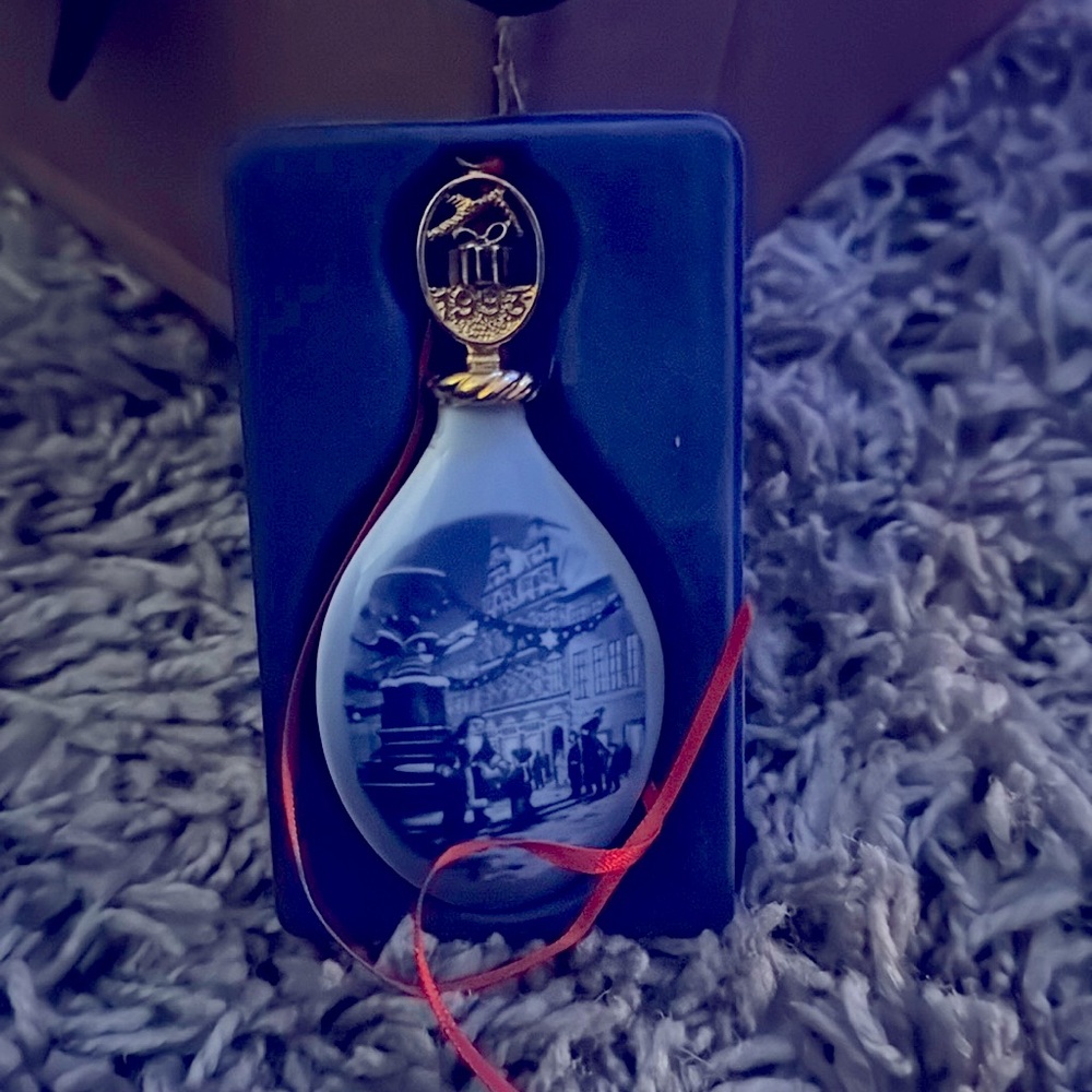 2993 Bing & Grondahl 
Annual Porcelain Drop Ornament